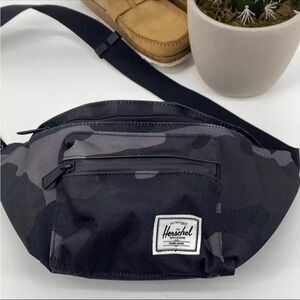 Herschel fannypack men and women. New without tags